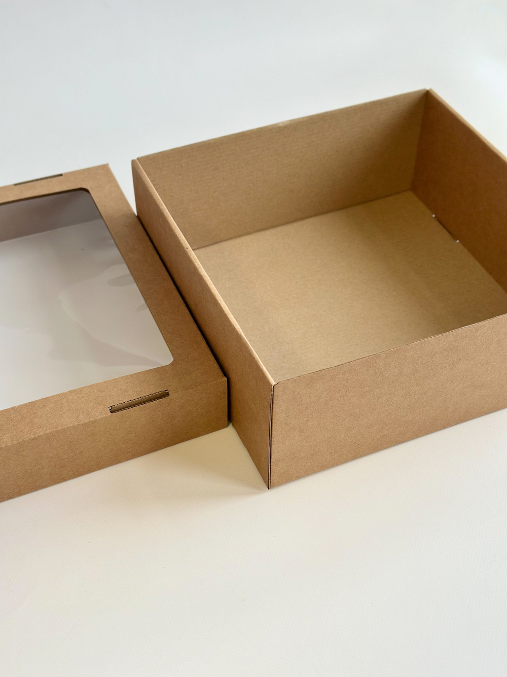 Коробка с окном 25 х 25 х 10 см, бурая