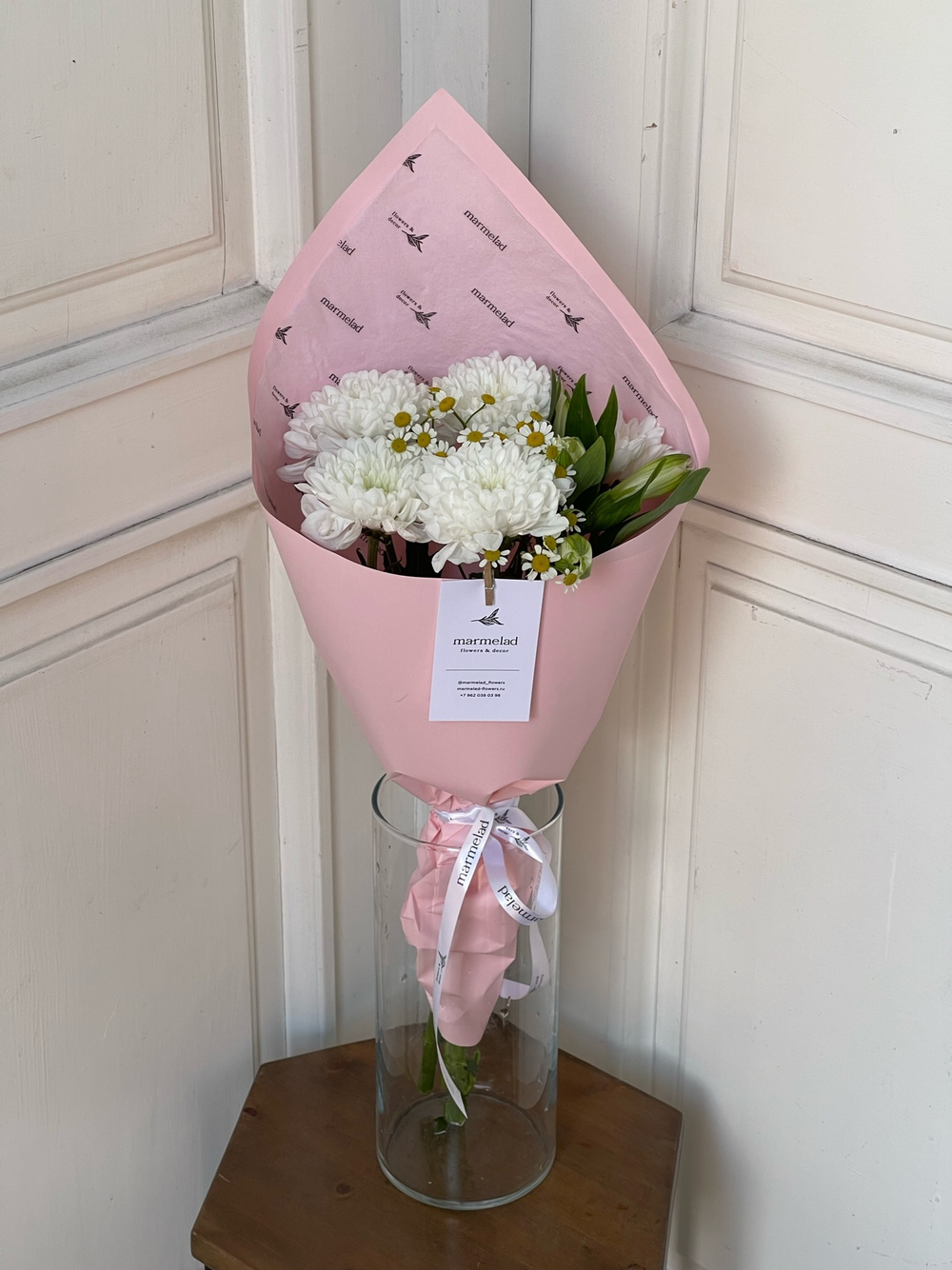 Кулек с хризантемой, ромашкой и альстромерией в розовой упаковке