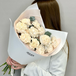 «Молочное облако» букет из кремовых диантусов с эвкалиптом