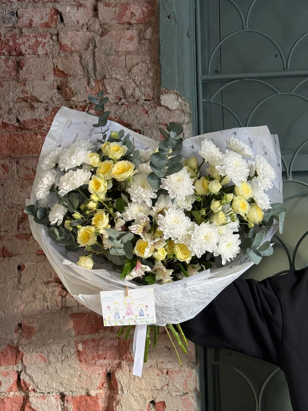 Букет из кустовой пионовидной розы, альстромерии, эвкалипта и хризантемы