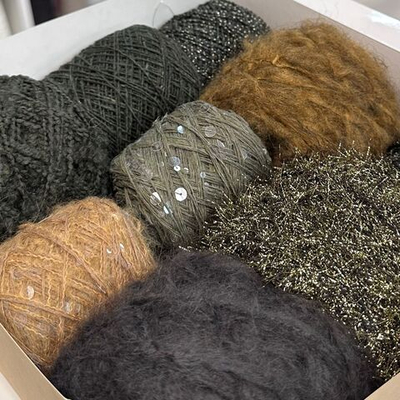 Набор итальянской фантазийной пряжи для джемпера, свитера, кардигана "ЗОЛОТО СИБИРИ"; Хаки/ коричневый Состав: кидмохер, меринос, кашемир, вспушенный хлопок, очень мягкая травка люрекс, пайетки. общий вес: 550 гр