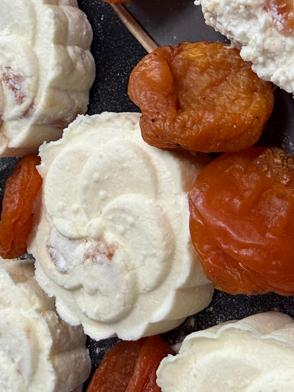 Сырники из коровьего творога с курагой, (10шт) 500 гр