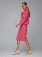 Женский розовый костюм с прямой юбкой