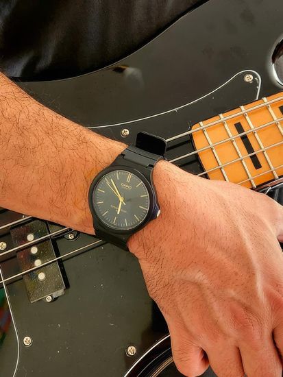 Наручные часы Casio MW-240-1E2