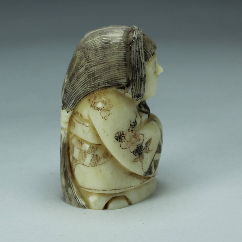 Нэцкэ Девушка