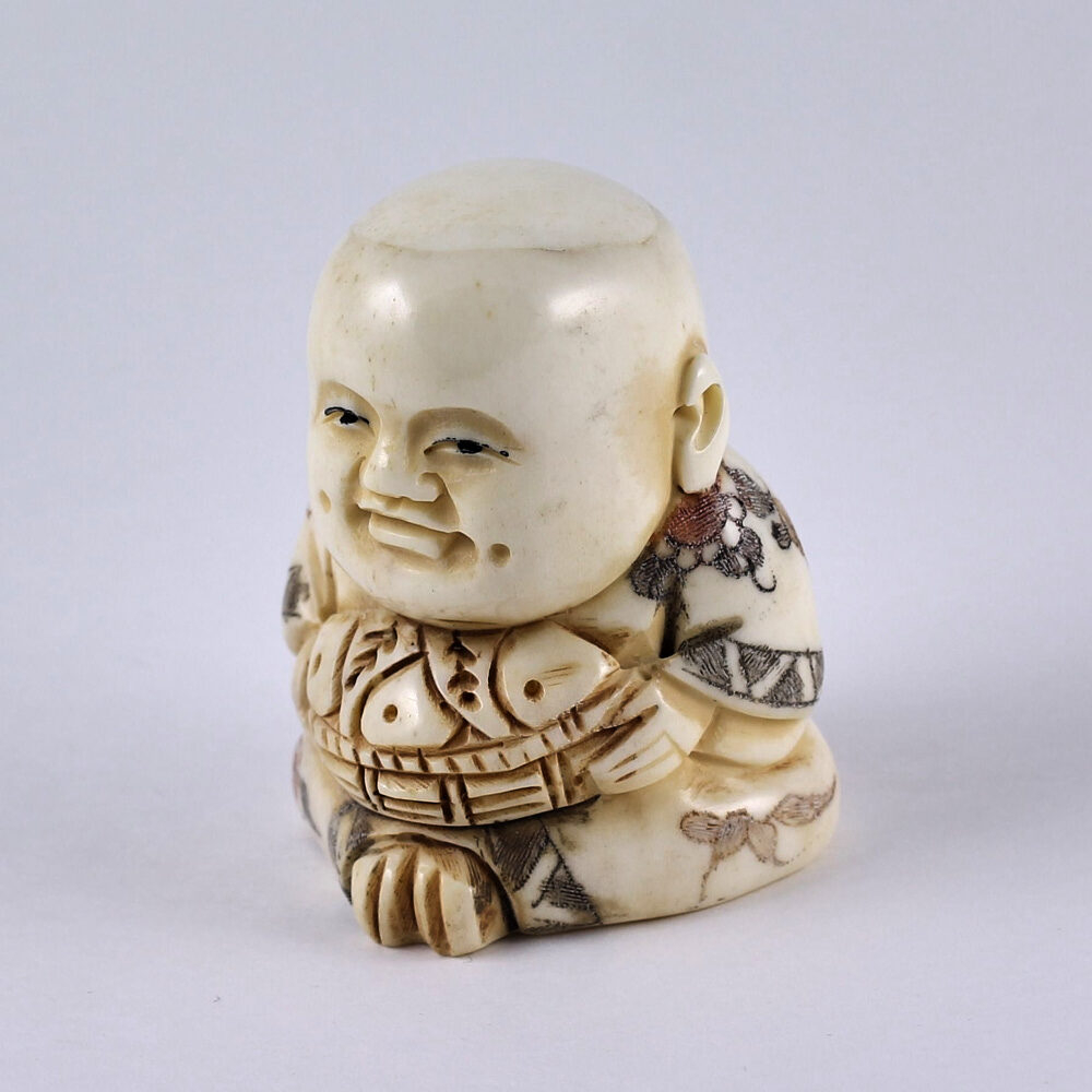 Нэцкэ Мальчик Карако с корзиной рыбы