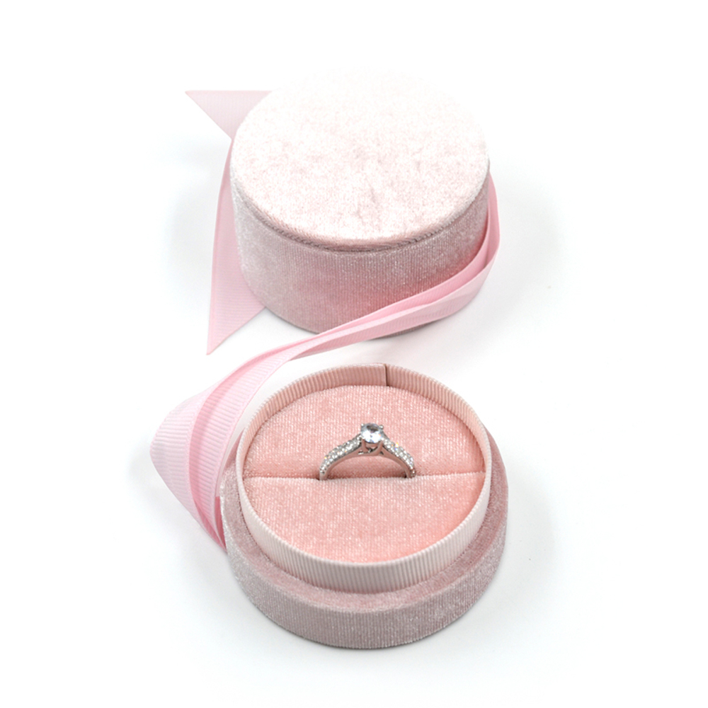 Футляр пластиковый с плюшевой отделкой внутри и снаружи.