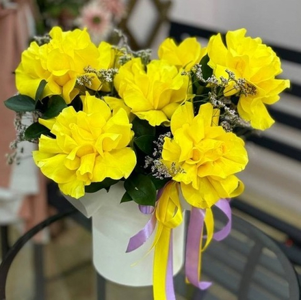 Шляпная коробка с желтыми французскими розами