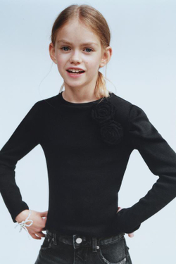 ZARA ЛОНГСЛИВ В РУБЧИК С ЦВЕТОЧНОЙ ДЕТАЛЬЮ, ЧЕРНЫЙ