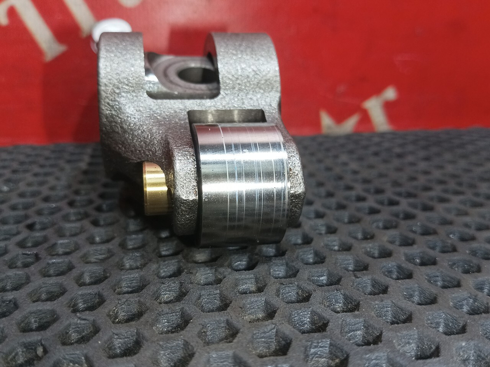 Коромысло впускного клапана 2024г.