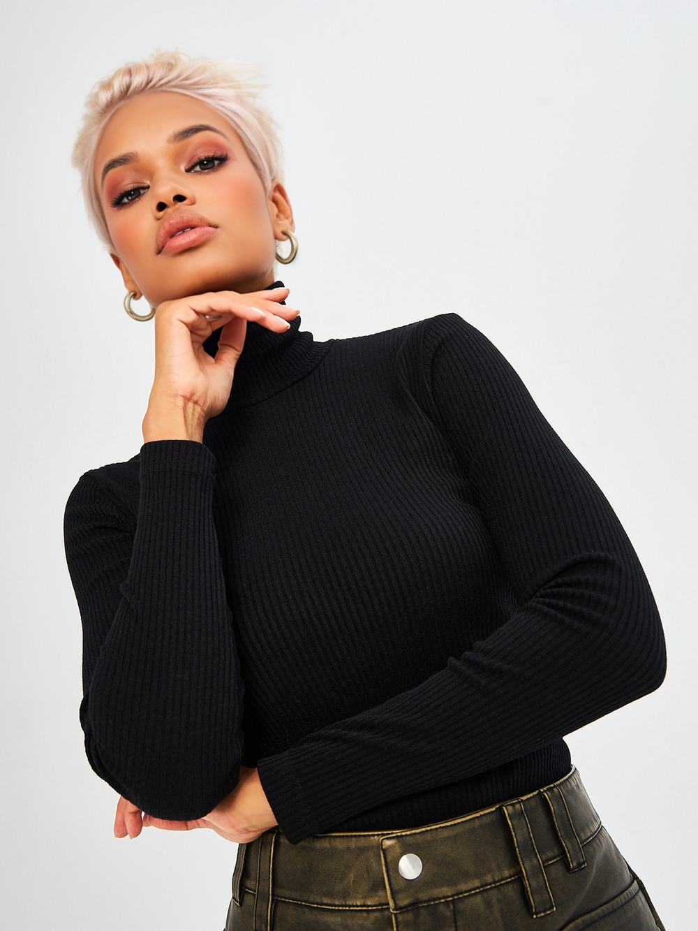 Облегающая водолазка лапша