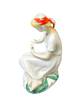 Фарфоровая статуэтка "Гадание на ромашке" ЛФЗ