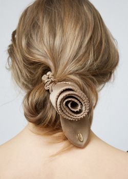 Резинка-роза с листиком и декором