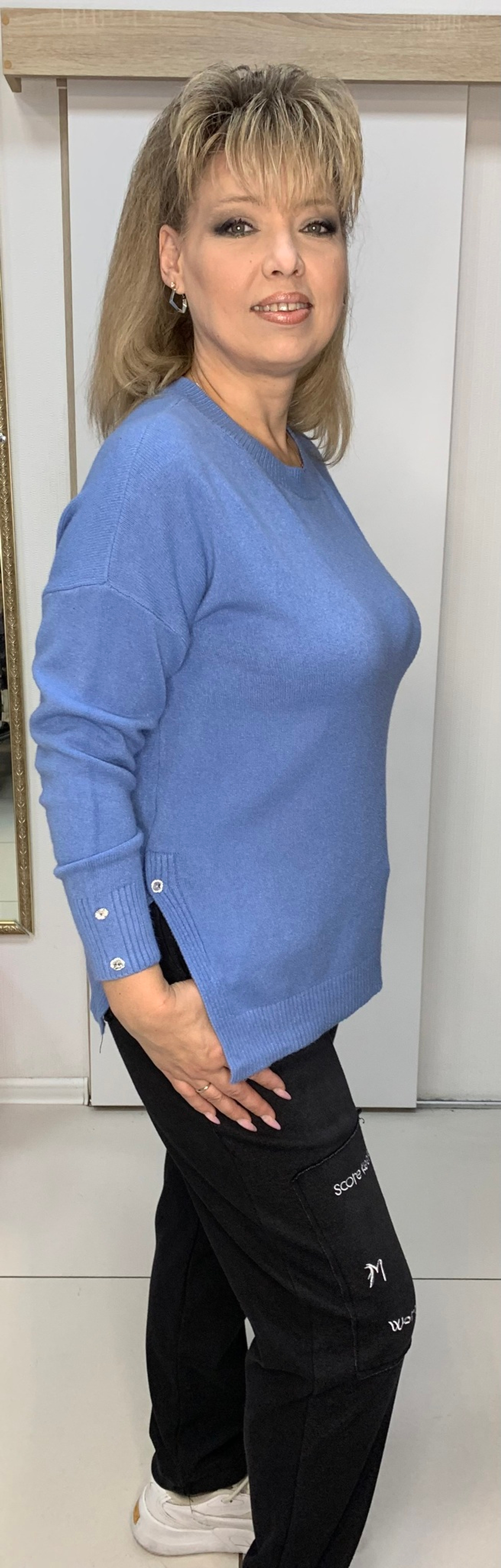 Тонкий джемпер с разрезами по бокам