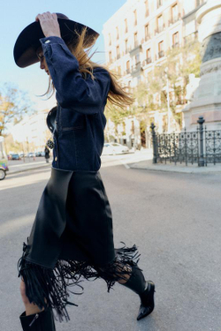 ZARA ЮБКА МИДИ ИЗ ИСКУССТВЕННОЙ КОЖИ С БАХРОМОЙ, ЧЕРНЫЙ