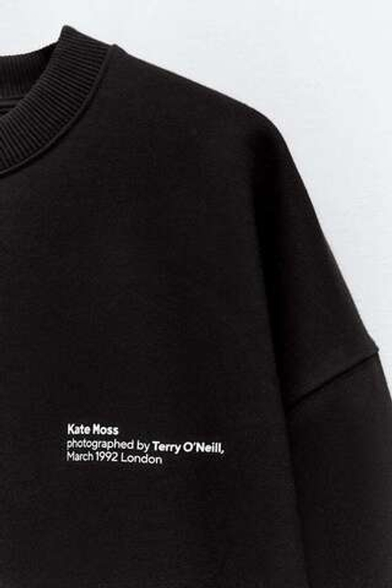 ZARA ТОЛСТОВКА KATE MOSS © ICONIC IMAGES / TERRY O’NEILL 2024, ЧЕРНЫЙ
