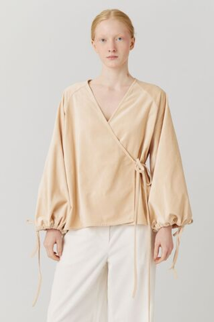 Блузка на запах из бежевого бархата