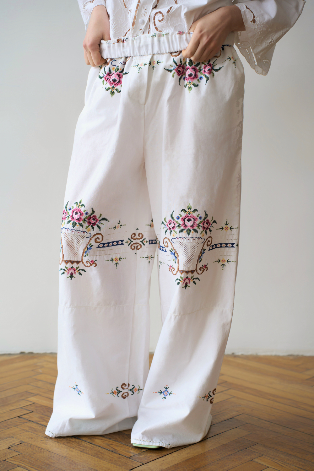 Брюки с цветочной вышивкой