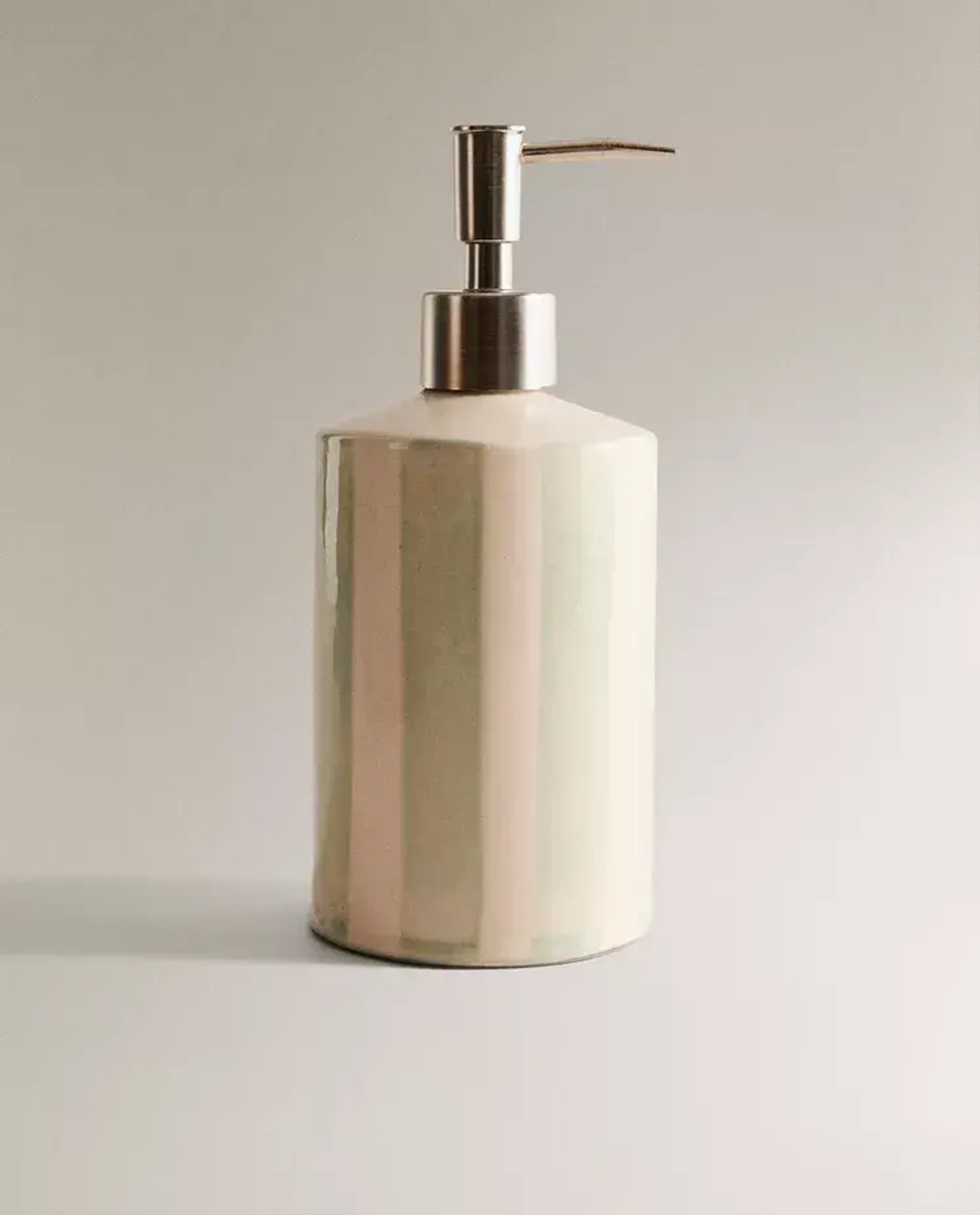 ZARA HOME КЕРАМИЧЕСКИЙ ДОЗАТОР МЫЛА С РЕЛЬЕФНЫМ УЗОРОМ В ПОЛОСКУ, СИНИЙ