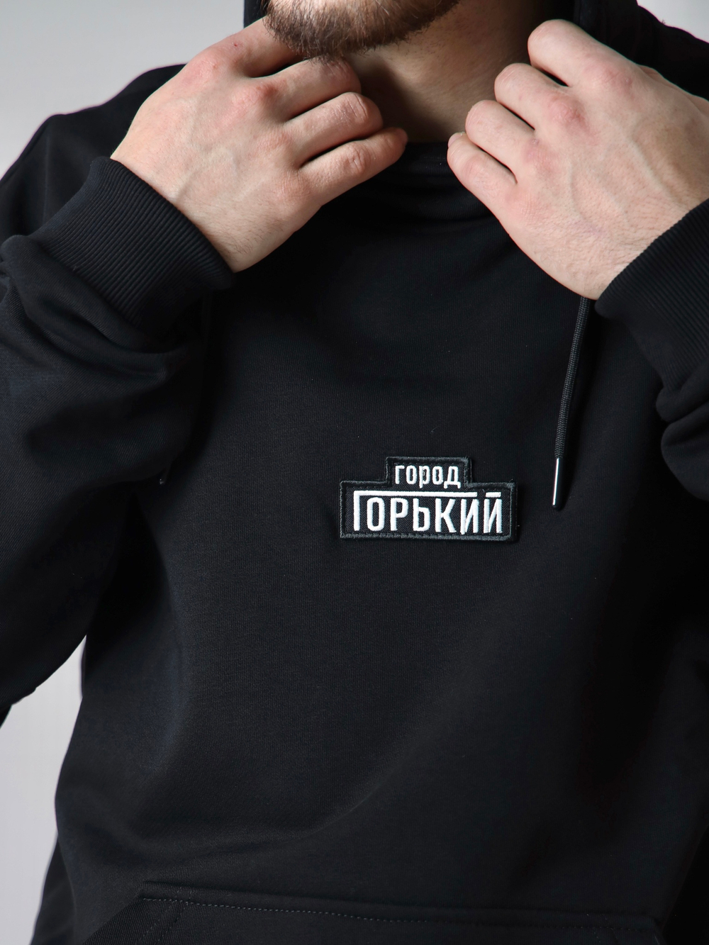 Худи черное Город Горький мужское с нашивкой