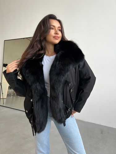 Черная укороченная парка с меховым воротником и фурнитурой