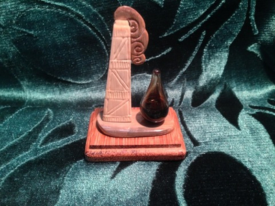 Нефтяная вышка с каплей настоящей нефти, бивень мамонта