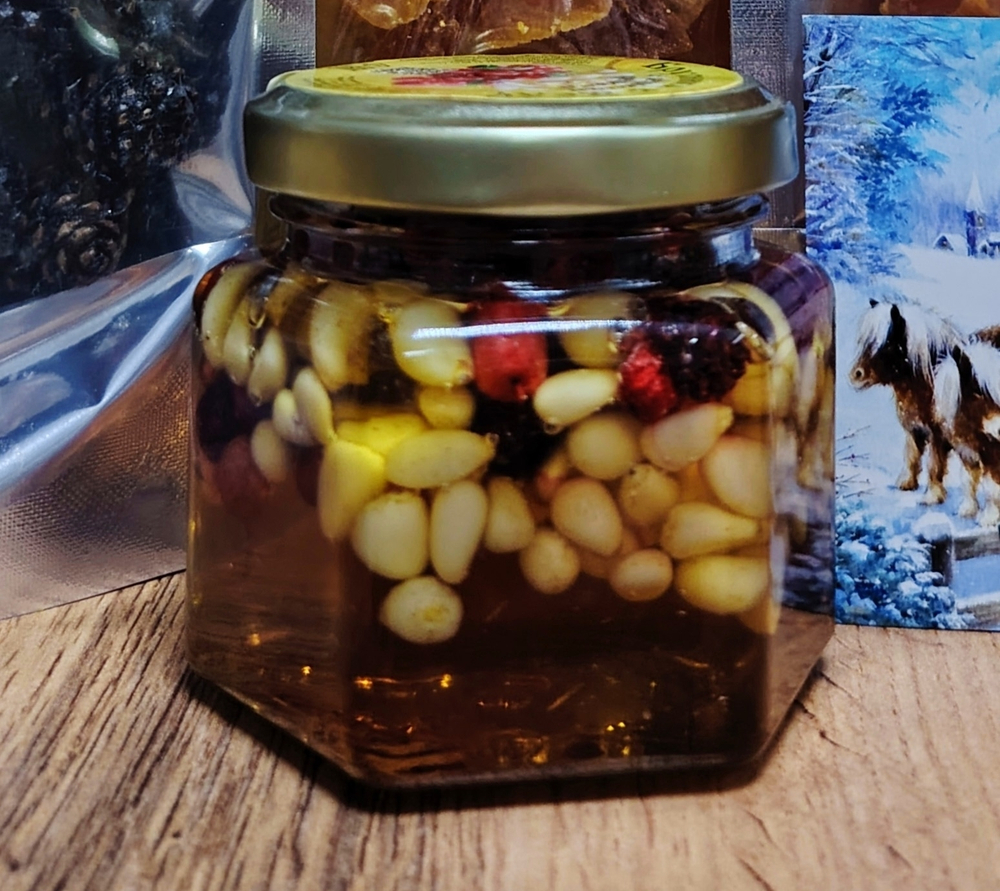 Брусника с кедровыми орехами в меду 100 мл