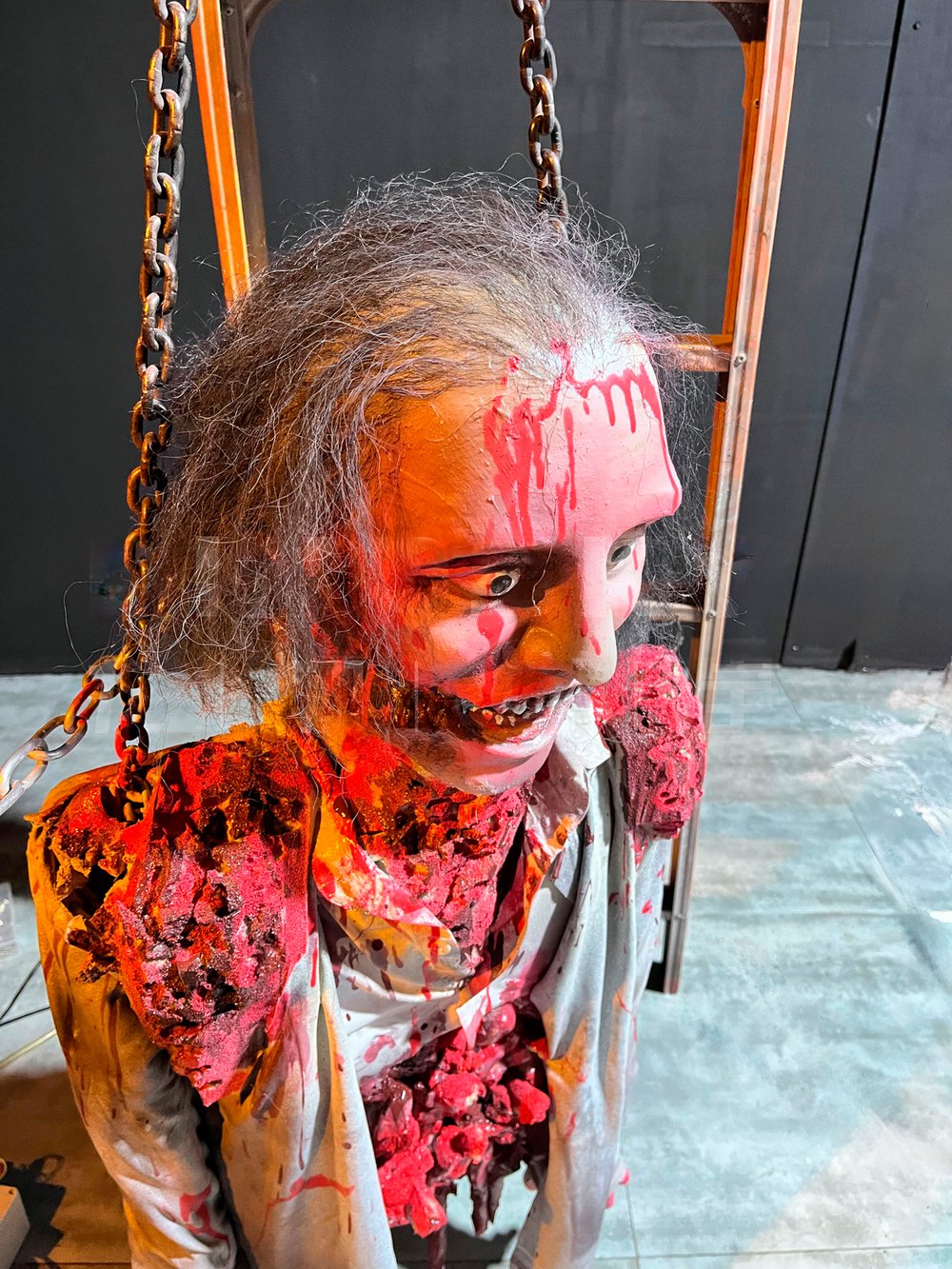 Хоррор-манекен «Полузомби»
