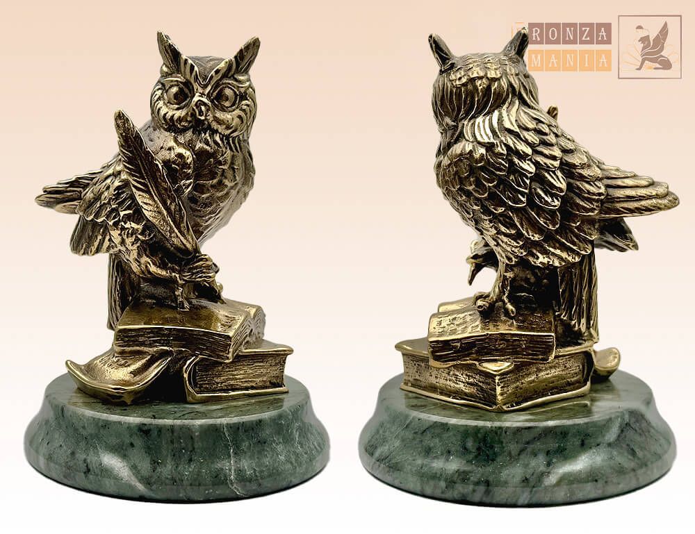 фигурка Сова на книгах с пером на подставке