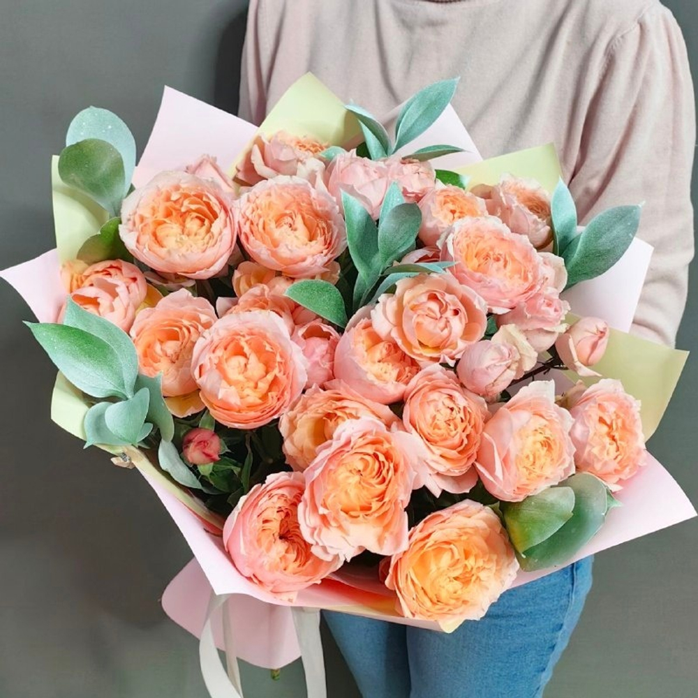 Букет с 9 кустовыми пионовидными розами "Juliette" с белыми веточками рускуса