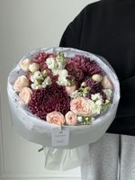 Букет из хризантемы бигуди, маттиолы, гортензии и кустовых пионовидных роз