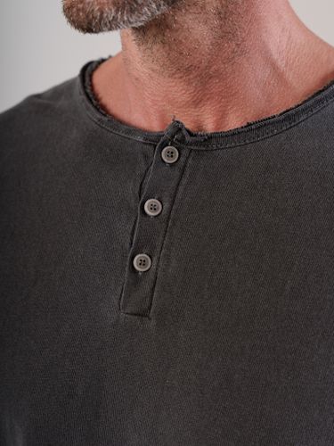 Графитовый лонгслив с пуговицами