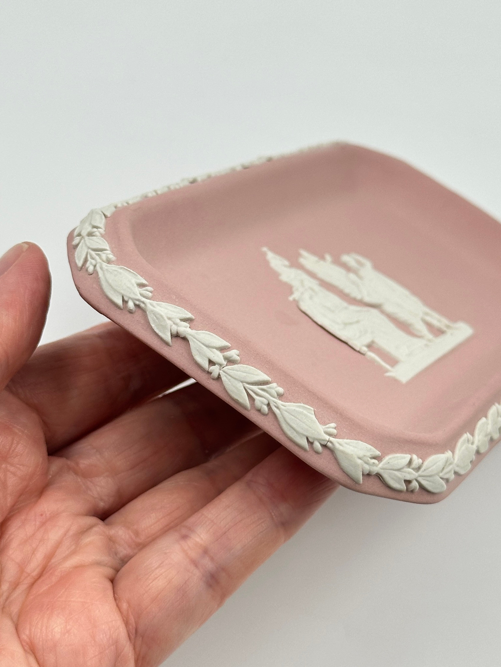Миниатюрная розовая тарелка Wedgwood