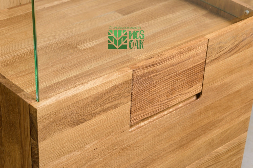 Шкаф с витриной из массива дуба Parma-1