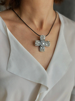 Брошь-подвеска крест с кристаллами и речным жемчугом