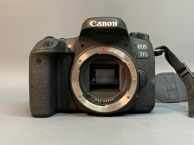 Canon 77D kit 18-55mm 3.5-5.6 IS STM 15.700 кадров