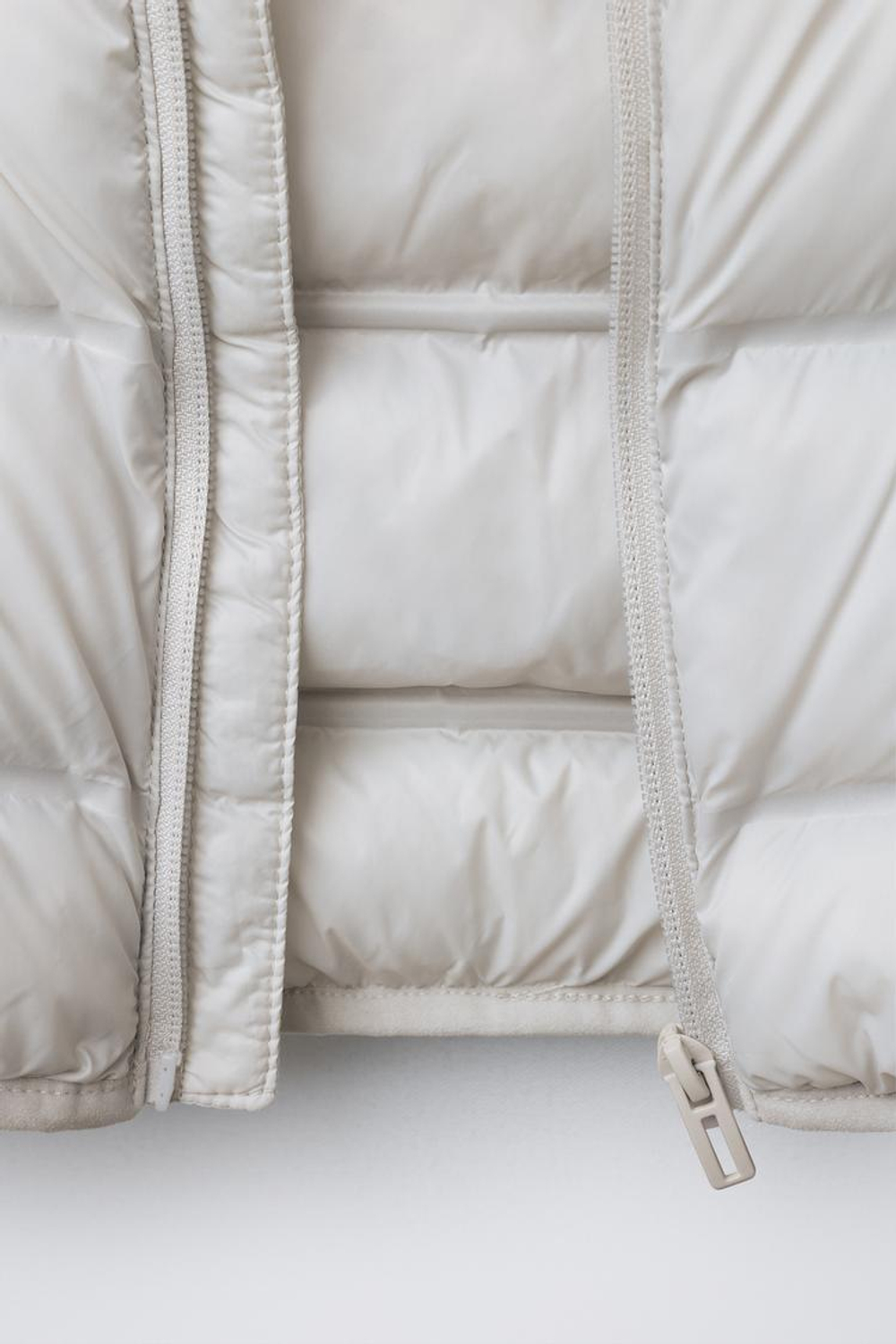 ZARA УЛЬТРАЛЕГКАЯ СТЕГАНАЯ КУРТКА С КАПЮШОНОМ, ЦВЕТ ЛЬДА