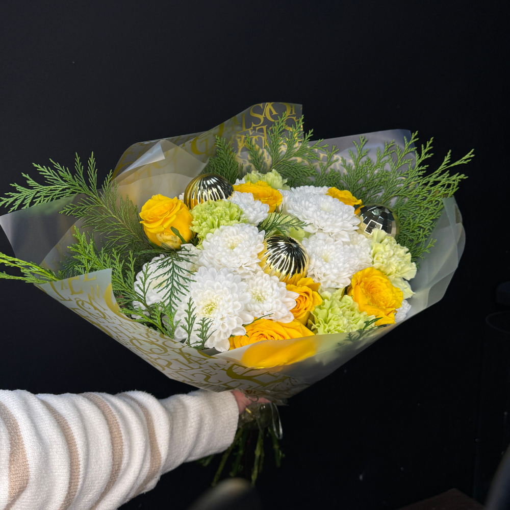 Букет с новогодними шариками, хризантемой и розами