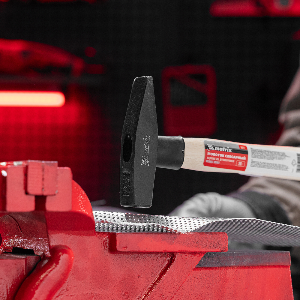 Молоток слесарный, 200 г, квадратный боек, деревянная рукоятка// Matrix