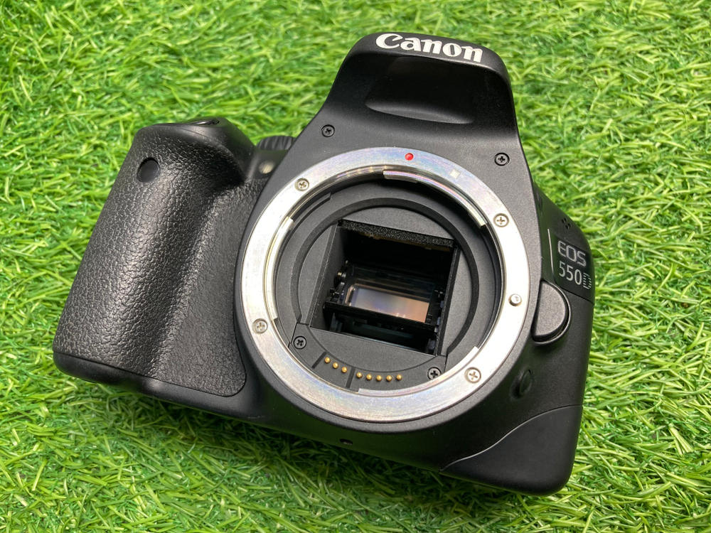 Canon 550D kit 18-55mm 3.5-5.6 IS (8.100 кадров)