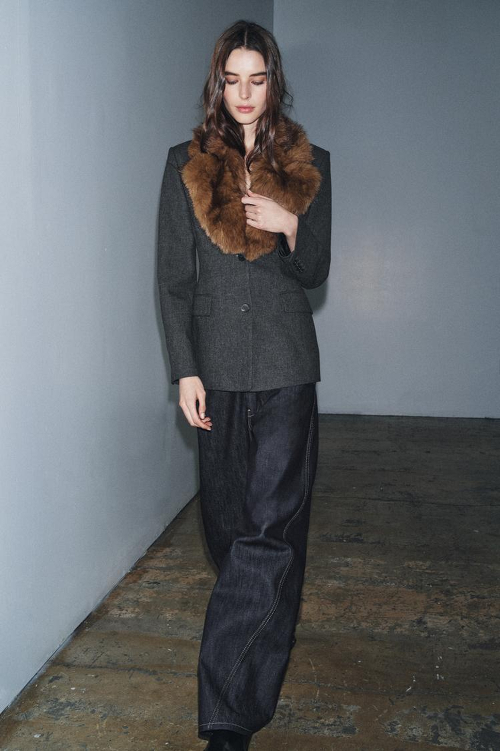 ZARA ПРИТАЛЕННЫЙ БЛЕЙЗЕР С ВОРОТНИКОМ ИЗ ИСКУССТВЕННОГО МЕХА — ZW COLLECTION, СЕРЫЙ МЕЛАНЖ