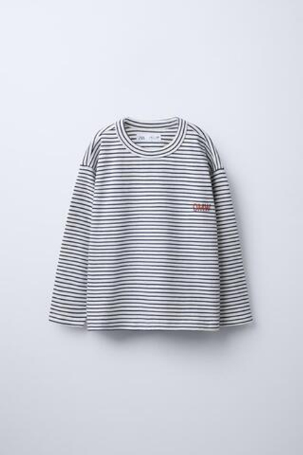 ZARA ЛОНГСЛИВ В ПОЛОСКУ С РЕЛЬЕФНОЙ НАДПИСЬЮ, МОРСКОЙ СИНИЙ