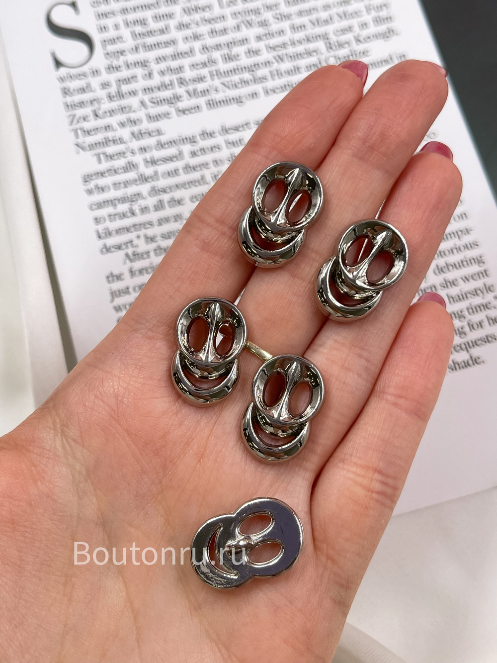 Пуговицы Скиапар. серебристые в форме проколотого носа