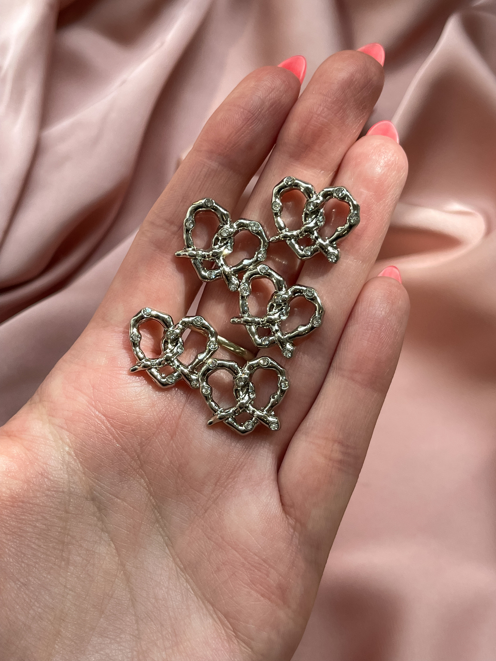 Пуговицы серебристые крендельки-сердечки со стразами