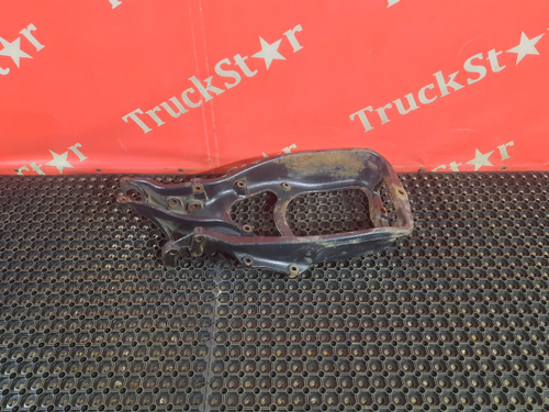 Кронштейн переднего амортизатора левый