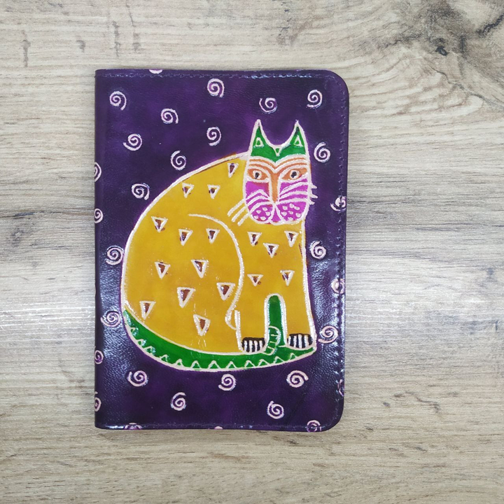 Обложка для паспорта фиолетовая, Кот желтый, треугольники, спирали, кожа, ручной принт 10x14x1 см