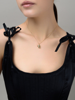 Колье с буквой Т