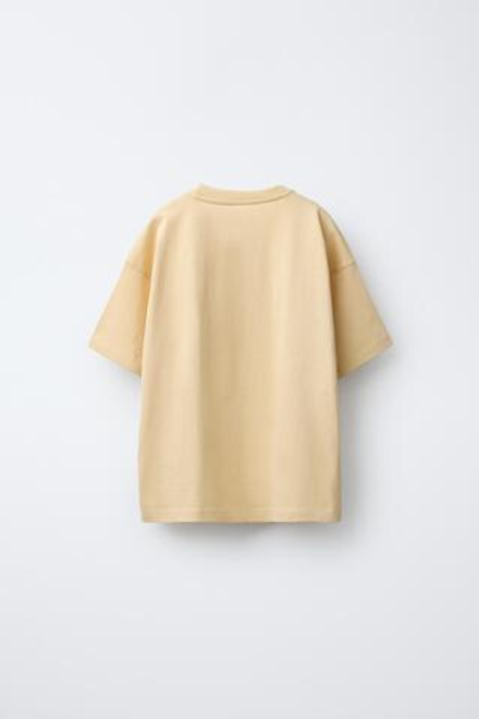 ZARA ОДНОТОННАЯ ФУТБОЛКА, ЦВЕТ СЛИВОЧНОГО МАСЛА