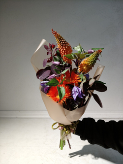 Летний солнечный букет с танацетумом и ароматными пионами Сара Бернард (С0034)