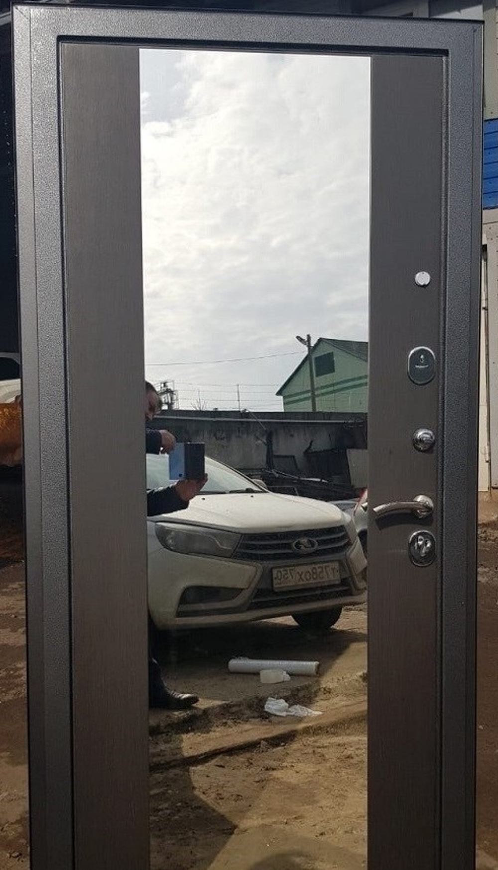 Входная металлическая дверь с зеркалом  REX 8 Венге / СБ-16 Венге